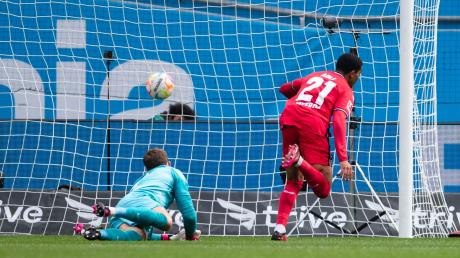 Leverkusens Ayman Azhil (r) trifft gegen Frankfurts Torhüter Kevin Trapp zur 1:0-Führung.