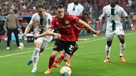 Florian Wirtz (M) und Bayer Leverkusen kamen nicht über ein 2:2 gegen Mönchengladbach hinaus.