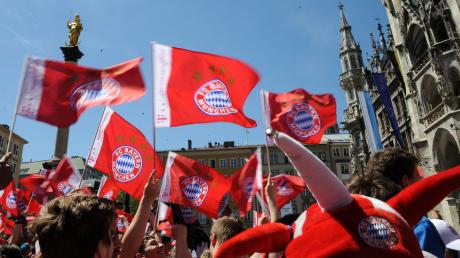 Der FC Bayern München hat so viele nationale Fußballrekorde, wie kein anderer Verein. Wie viele es genau sind, erfahren Sie hier. 