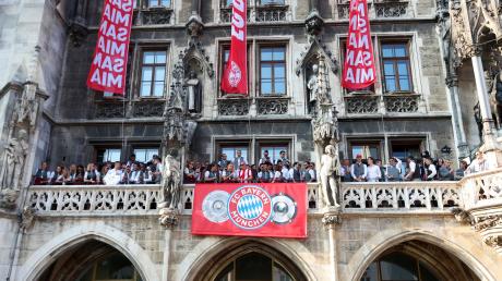 Die Spielerinnen und Spieler des FC Bayern feiern gemeinsam auf dem Rathaus-Balkon.