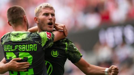 Wolfsburger Matchwinner in Köln: Jonas Wind (r).