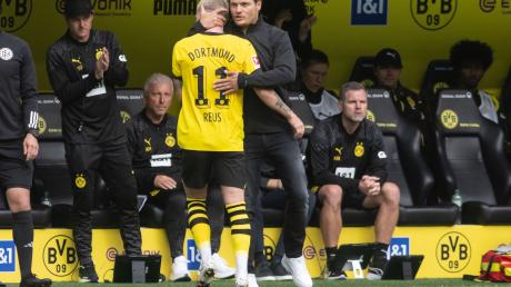 Zufrieden nach dem Sieg gegen Wolfsburg: Dortmunds Marco Reus (vorne) bei seiner Auswechslung mit BVB-Coach Edin Terzic.