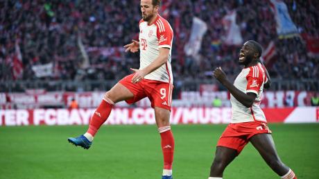 Harry Kane (l) schoss die ersten beiden Tore der Bayern gegen Heidenheim.