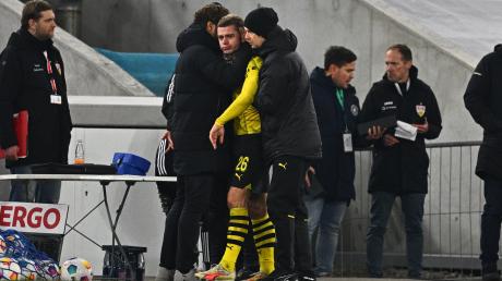 Dortmunds Julian Ryerson (M) hat sich im Pokalspiel beim VfB Stuttgart verletzt und wird wohl bis zu acht Wochen ausfallen.