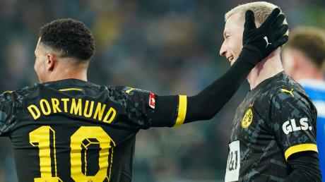 Dortmunds Torschütze Marco Reus (r) jubelt mit Jadon Sancho über das zweite BVB-Tor.