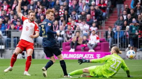 Bayerns Harry Kane (l) erzielte beim Sieg gegen Mainz drei Tore.