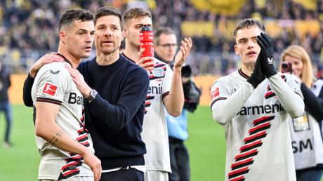 Leverkusens Trainer Xabi Alonso feiert mit seinen Spielern das Remis bei Borussia Dortmund.
