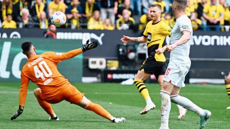 Dortmunds Marco Reus (M) erzielte beim Sieg gegen Augsburg das Tor zum zwischenzeitlichen 4:1.
