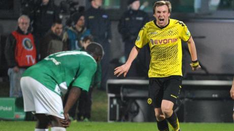 Der Dortmunder Kevin Großkreutz (rechts) läuft nach dem 1:0-Siegtreffer des BVB in allerletzter Minute provokativ jubelnd auf Gerald Asamoah zu.
