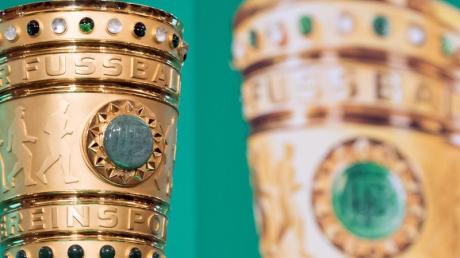 Der DFB-Pokal steht während der traditionellen Übergabe des DFB-Pokals auf einem Podest.
