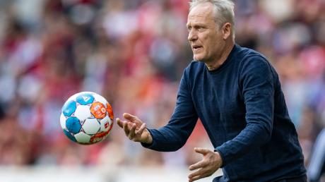 SC Freiburgs Trainer Christian Streich hofft auf den Sieg seiner Mannschaft im DFB-Pokal-Finale.