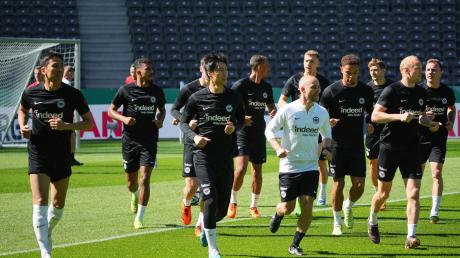 Frankfurts Spieler laufen während des Trainings vor dem Pokalfinale.
