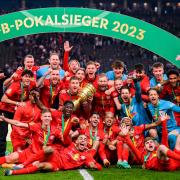 Anfang August ging der DFB-Pokal in die nächste Runde. 60 Teams kämpfen dieses Jahr um den Titel.
RB Leipzig hat den DFB-Pokal 2022/23 erneut gewonnen.