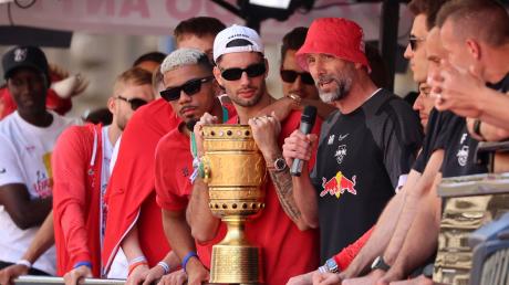 Die Spieler und Trainer Marco Rose präsentierten den gewonnen DFB Pokal in Leipzig.