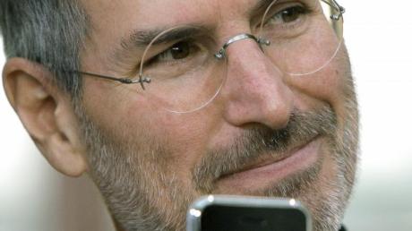 Bald soll es eine Puppe mit dem Aussehen des Apple-Gründers Steve Jobs geben. Der 56-Jährige war im Oktober an Krebs gestorben. Foto: Peer Grimm dpa