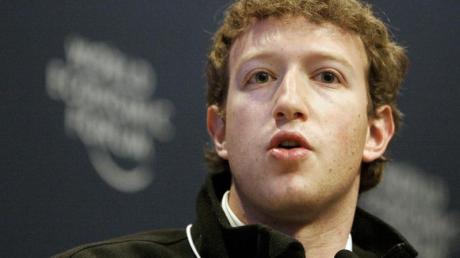 Nach dem missglückten Börsengang war Facebook-Gründer Mark Zuckerberg abgetaucht. Nun hat er sein erstes Interview gegeben. Foto: Peter Klaunzner dpa