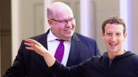 Kanzleramtsminister Peter Altmaier (l) und Facebook-Chef Mark Zuckerberg unterhalten sich in Berlin. 