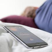 Das Smartphone weicht vielen Besitzern auch im Schlaf nicht von der Seite. Sollte es nachts besser aus sein?