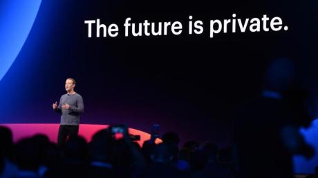 Facebook-Chef Mark Zuckerberg auf der Entwicklerkonferenz F8 in San Jose. Hinter ihm der der Slogan: "The future is private", zu Deutsch, "Die Zukunft ist privat."