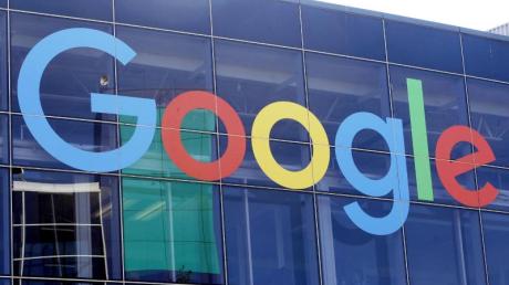 Das Logo von Google an der Fassade des Hauptsitzes des Mutterkonzerns Alphabet.