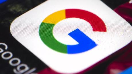 Das Google-Logo auf einem Smartphone.