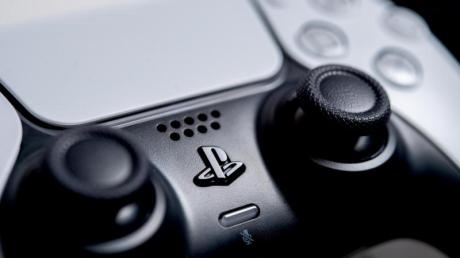 Das Playstation-Logo ist auf dem Playstation 5-Controller zu sehen. Playstation 5 und Xbox Series X sind seit einem Jahr auf dem Markt, es gibt aber weiterhin Lieferschwierigkeiten.