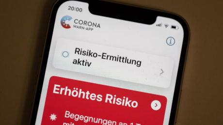 Wer im Landkreis Augsburg diesen Hinweis in der Corona-App bekommt, soll laut den Gesundheitsministern in den meisten Fällen lieber einen Schnelltest machen lassen.