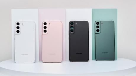 Vier Versionen für Freunde von dezenten Farben: Das Samsung Galaxy S22 gibt es in einem Weißton, blassem Rosa, Schwarz und Grün - online gibt es noch weitere Farbvarianten.