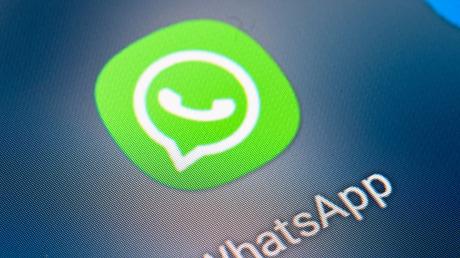 Gibt sich bei WhatsApp jemand als Familienmitglied aus und behauptet, eine neue Nummer zu haben, ist höchste Vorsicht geboten. 