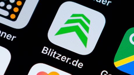 Blitzer-Apps sind in Deutschland beim Autofahren verboten.