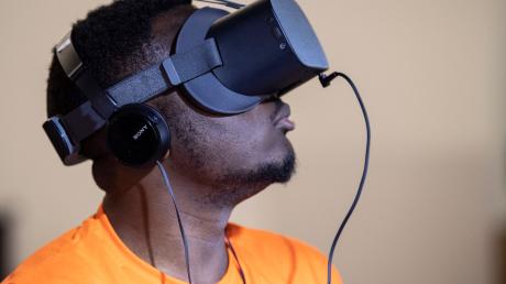 In einem Café, auf dem Rollfeld eines Flughafen oder in einem fernen Land? - Wer jemanden mit VR-Brille sieht, kann noch nicht einmal erahnen, in welchen VR-Gefilden sich dieser Mensch gerade bewegt.