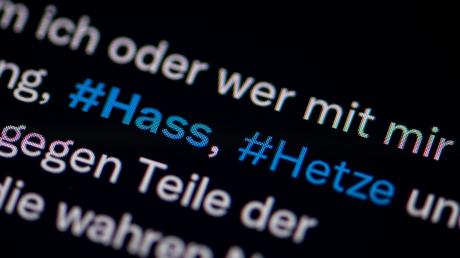 Wegen Hasspostings im Internet ist ein Mann aus Augsburg nun zu einer Bewährungsstrafe verurteilt worden.