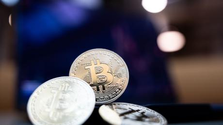 Bitcoin ist eine dezentrale digitale Währung. Bei Anlageangeboten tummeln sich auch Betrüger, die einen 25-Jährigen um Geld prellten.