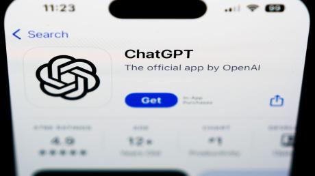 ChatGPT-App auf einem Smartphone. Die Software kann jetzt mit den Benutzern sprachlich interagieren.