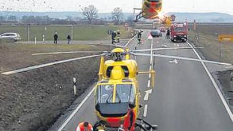 Zwei Hubschrauber flogen die Verletzten in Kliniken. 