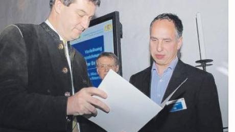 Der bayerische Umweltminister Markus Söder (links) hat den Tapfheimer Alexander Helber mit dem „Grünen Engel“ ausgezeichnet. Helber ist zweiter Vorsitzender der Kreisgruppe des Bundes Naturschutz. 