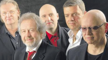 Paul Vincent Gunia (vorne links) und seine vier Bandkollegen von „Vincent Rocks“ treten am Samstag, 26. März, in der Festhalle in Bachhagel auf. Vorher erzählt der Frontmann, der seit 35 Jahren im Geschäft ist, in der Donau-Zeitung über sein Leben mit der Musik.  