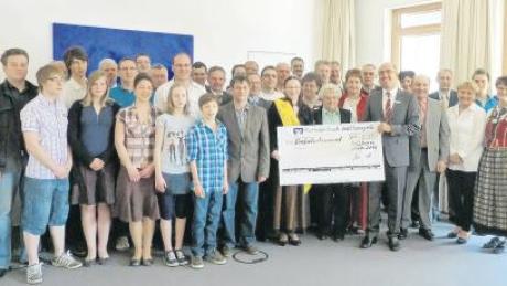 Insgesamt 15000 Euro spendete die Raiffeisenbank Aschberg an Vereine und Schulen. 