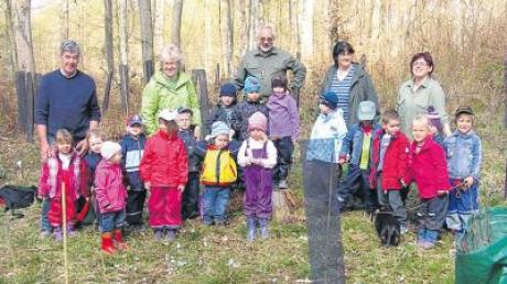 Rund 50 Bäume pflanzten die Kinder aus dem Zöschinger Kindergarten kürzlich unter fachlicher Anleitung.  