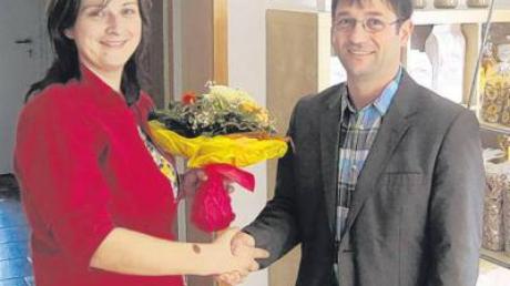 Bürgermeister Jürgen Kopriva gratulierte Andrea Mayershofer zur Eröffnung.  