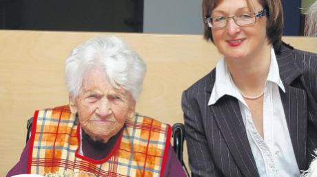 Ihren 100. Geburtstag feierte am Freitag 30. April im AWO-Seniorenheim Höchstädt Frieda Wolf aus Diematstein. Im Bild rechts neben der Jubilarin Heimleiterin Maria Fischer-Niebler.  