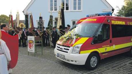 In Begleitung zahlreicher Besucher und Fahnenabordnungen segnete Pfarrer Dieter Zitzler das neue Mehrzweckfahrzeug der FFW Schwenningen. 