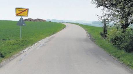 Die Gemeinde Zöschingen muss ihren Beschluss aufheben, wonach die Straße nach Ballmertshofen nur noch als Geh- und Radweg genutzt werden darf. Das hat das Landratsamt entschieden.  