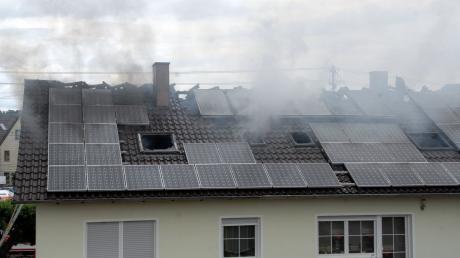 Der Dachstuhl dieses Hauses in Fronhofen brannte am Samstagnachmittag aus.