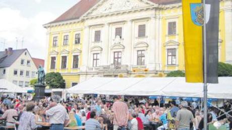 Musik, Speis, Trank und Stimmung: Im Gegensatz zu den vergangenen Jahren wird es heuer kein Cityfest auf dem Lauinger Marktplatz geben. Das dreitägige Event entfällt 2011.  