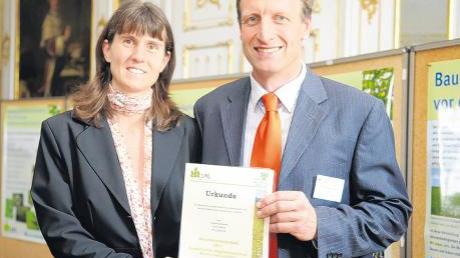 Monika und Johann Demharter aus Holzheim freuen sich über einen 3. Preis bei der Wiesenmeisterschaft, die vom Bund Naturschutz und der Bayerischer Landesanstalt für Landwirtschaft veranstaltet wird. 