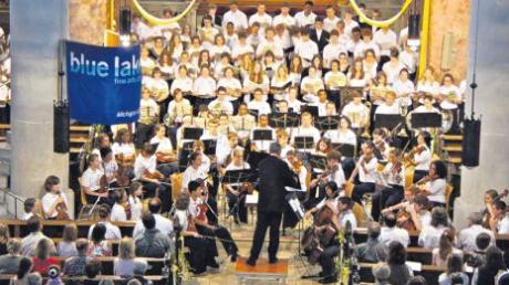 Blue Lake International Youth Symphony Orchestra und Youth Choir sowie BonaVoce und CHORios gestalteten unter der Leitung von Michael Finck eine beeindruckende Aufführung des Deutschen Requiems von Johannes Brahms im Lauinger Martinsmünster 
