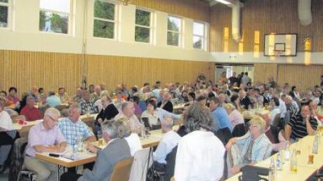 Dreieinhalb Stunden lang wurde in der Zöschinger Gemeindehalle bei der Bürgerversammlung hitzig und emotional über die nun genehmigten zehn Windkraftanlagen diskutiert.  