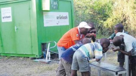 Nach langer Odyssee stehen den Haitianern nun stündlich rund 900 Liter reines Trinkwasser zur Verfügung. Die Höchstädter Firma Grünbeck hatte den Container im Februar 2010 auf den Weg gebracht.   