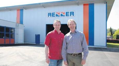 Die Lauinger Firma Renner hat mit einer Investition von 800000 Euro eine moderne Lager- und Fahrzeughalle errichtet. Das Bild zeigt die Geschäftsführer Alexander Renner (links) und Andreas Renner vor dem Neubau.   